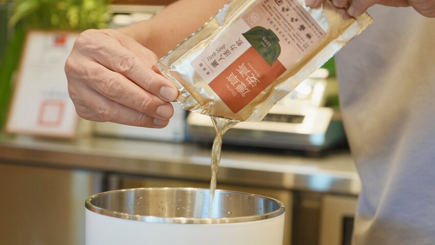 台北市萬華區[台北美食] 德草安青｜龍山寺必喝文青手搖飲！免費求藥籤，抽中請你喝飲料！