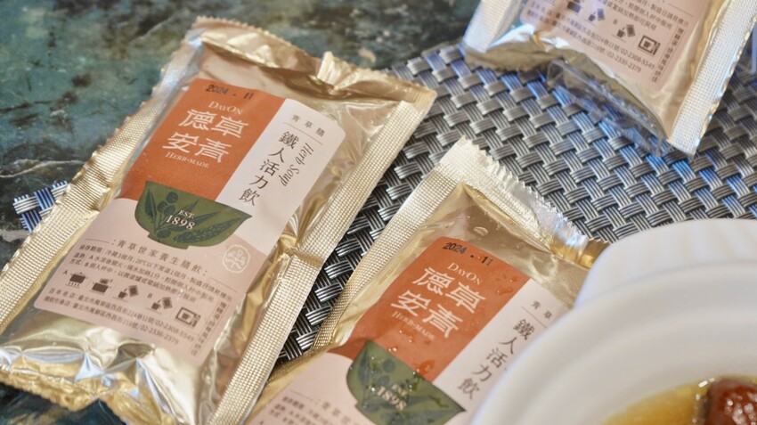 台北市萬華區[台北美食] 德草安青｜龍山寺必喝文青手搖飲！免費求藥籤，抽中請你喝飲料！