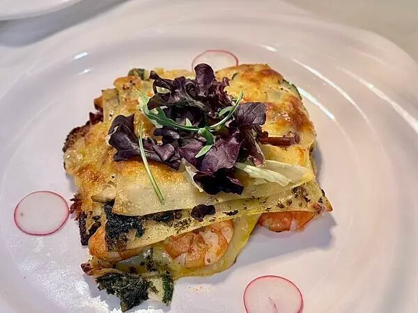 台南南美館周邊美食!我在 cogito cafe必吃招牌千層麵 披薩,雲朵包廂超美。