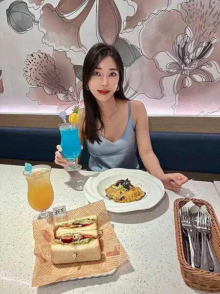 台南南美館周邊美食!我在 cogito cafe必吃招牌千層麵 披薩,雲朵包廂超美。