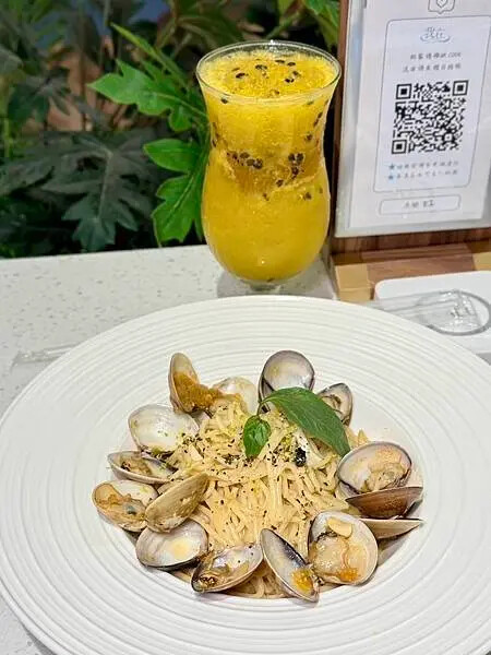 台南南美館周邊美食!我在 cogito cafe必吃招牌千層麵 披薩,雲朵包廂超美。