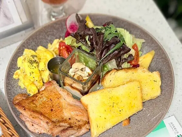 台南南美館周邊美食!我在 cogito cafe必吃招牌千層麵 披薩,雲朵包廂超美。