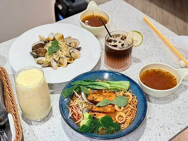 台南南美館周邊美食!我在 cogito cafe必吃招牌千層麵 披薩,雲朵包廂超美。