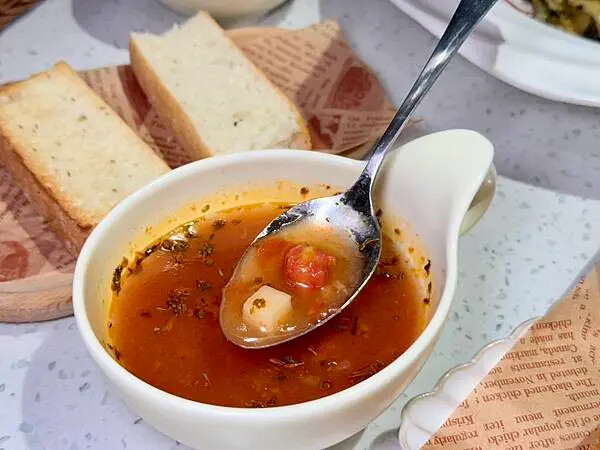 台南南美館周邊美食!我在 cogito cafe必吃招牌千層麵 披薩,雲朵包廂超美。