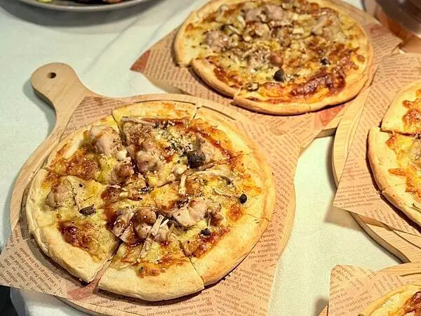 台南南美館周邊美食!我在 cogito cafe必吃招牌千層麵 披薩,雲朵包廂超美。