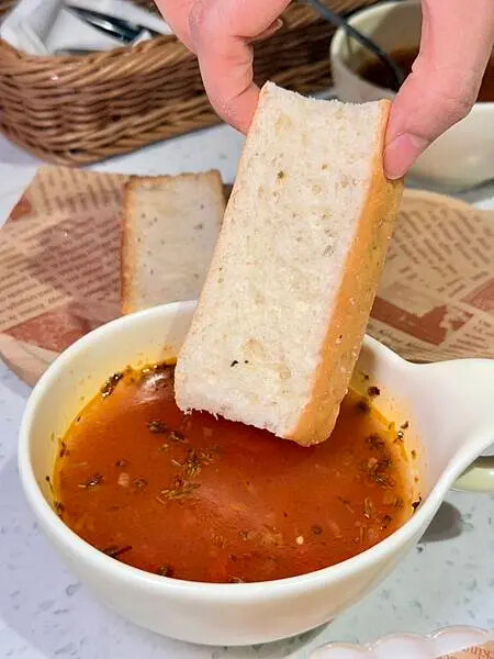 台南南美館周邊美食!我在 cogito cafe必吃招牌千層麵 披薩,雲朵包廂超美。