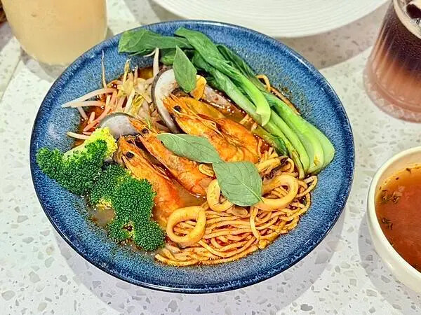 台南南美館周邊美食!我在 cogito cafe必吃招牌千層麵 披薩,雲朵包廂超美。