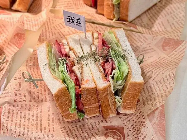 台南南美館周邊美食!我在 cogito cafe必吃招牌千層麵 披薩,雲朵包廂超美。