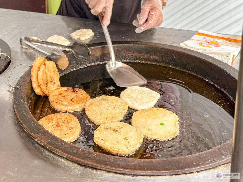 台北信義路小吃推薦！巷口蘿蔔絲餅35元平價解饞好選擇。