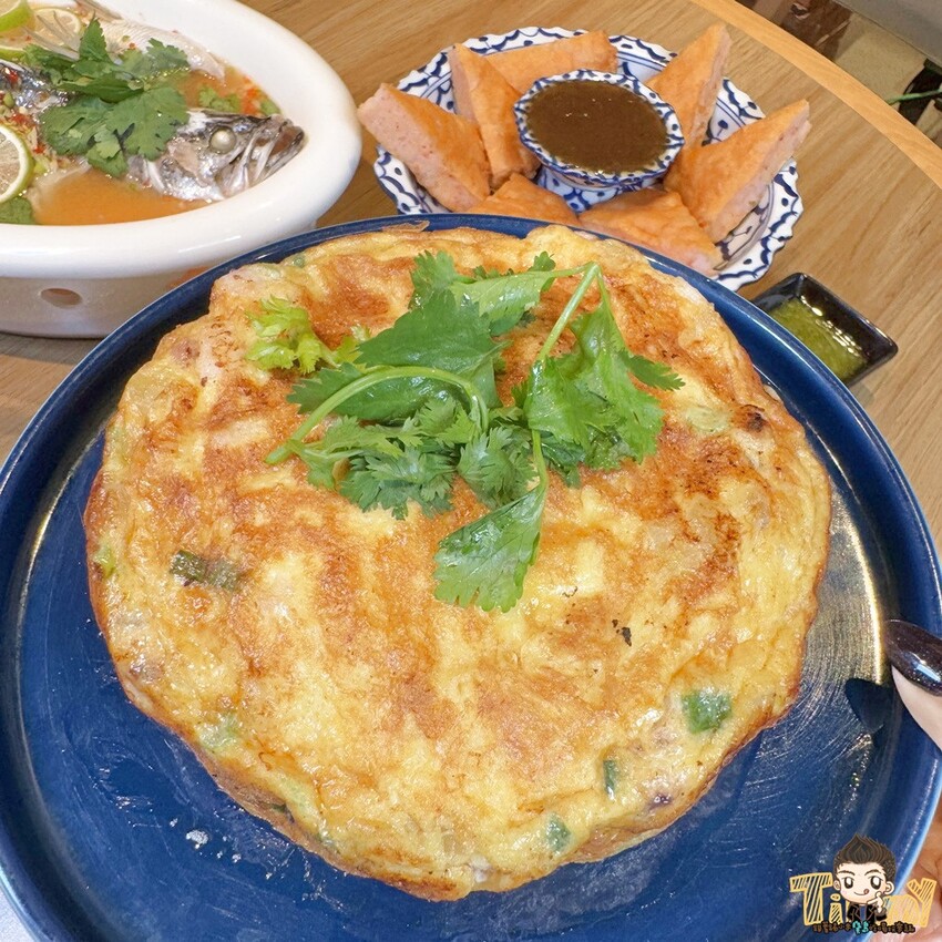 新竹縣竹北市這間可能是最好吃的泰式料理連鎖品牌!2cm厚切月亮蝦餅!黃咖哩軟殼蟹絕對讓你可以吃三碗白飯!-跟著踢小米吃喝玩樂趣