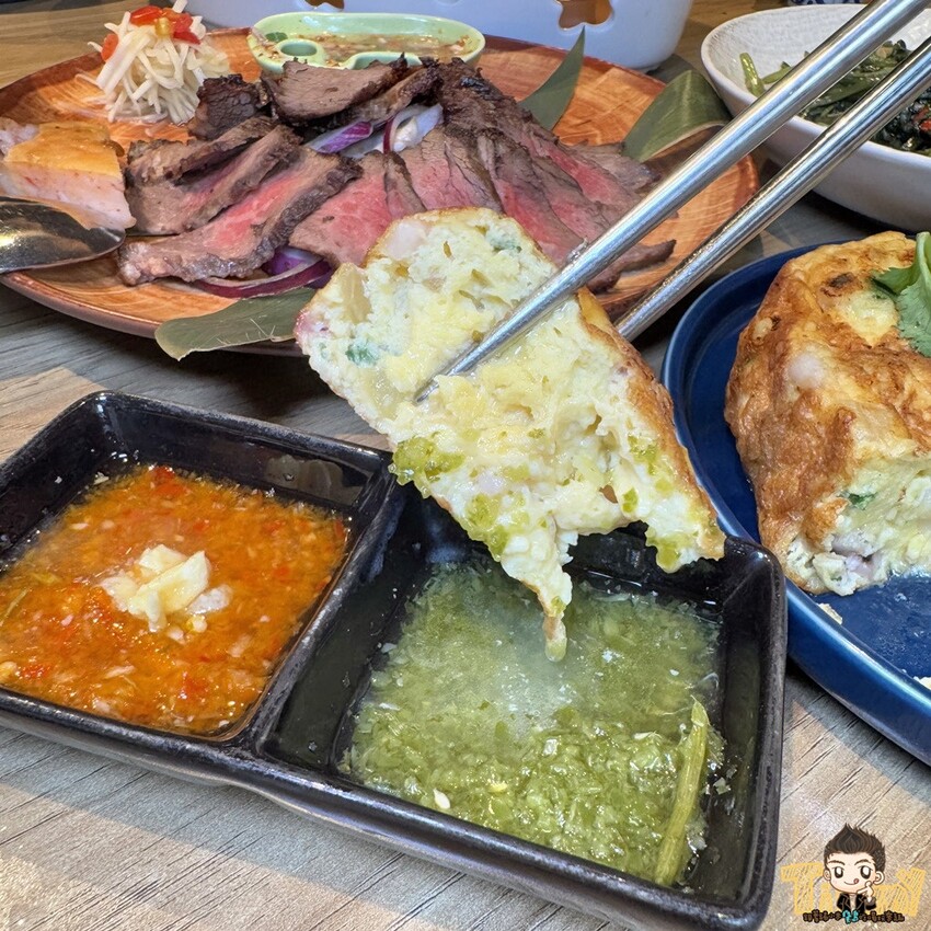 新竹縣竹北市這間可能是最好吃的泰式料理連鎖品牌!2cm厚切月亮蝦餅!黃咖哩軟殼蟹絕對讓你可以吃三碗白飯!-跟著踢小米吃喝玩樂趣