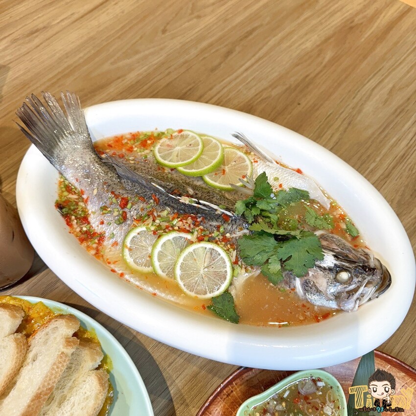 新竹縣竹北市這間可能是最好吃的泰式料理連鎖品牌!2cm厚切月亮蝦餅!黃咖哩軟殼蟹絕對讓你可以吃三碗白飯!-跟著踢小米吃喝玩樂趣