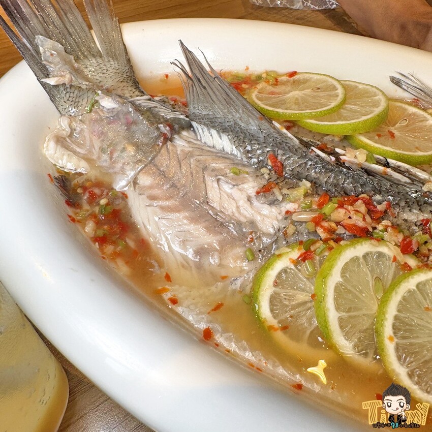 新竹縣竹北市這間可能是最好吃的泰式料理連鎖品牌!2cm厚切月亮蝦餅!黃咖哩軟殼蟹絕對讓你可以吃三碗白飯!-跟著踢小米吃喝玩樂趣