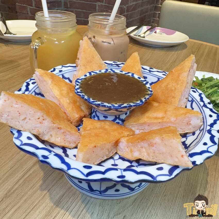 新竹縣竹北市這間可能是最好吃的泰式料理連鎖品牌!2cm厚切月亮蝦餅!黃咖哩軟殼蟹絕對讓你可以吃三碗白飯!-跟著踢小米吃喝玩樂趣