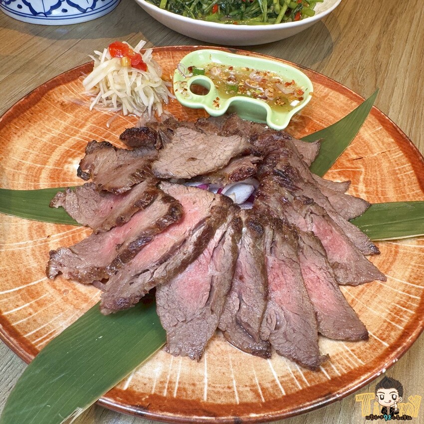 新竹縣竹北市這間可能是最好吃的泰式料理連鎖品牌!2cm厚切月亮蝦餅!黃咖哩軟殼蟹絕對讓你可以吃三碗白飯!-跟著踢小米吃喝玩樂趣