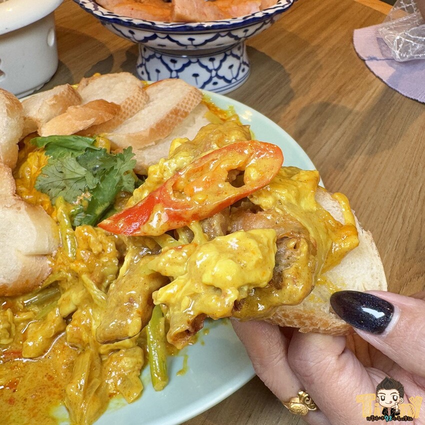 新竹縣竹北市這間可能是最好吃的泰式料理連鎖品牌!2cm厚切月亮蝦餅!黃咖哩軟殼蟹絕對讓你可以吃三碗白飯!-跟著踢小米吃喝玩樂趣