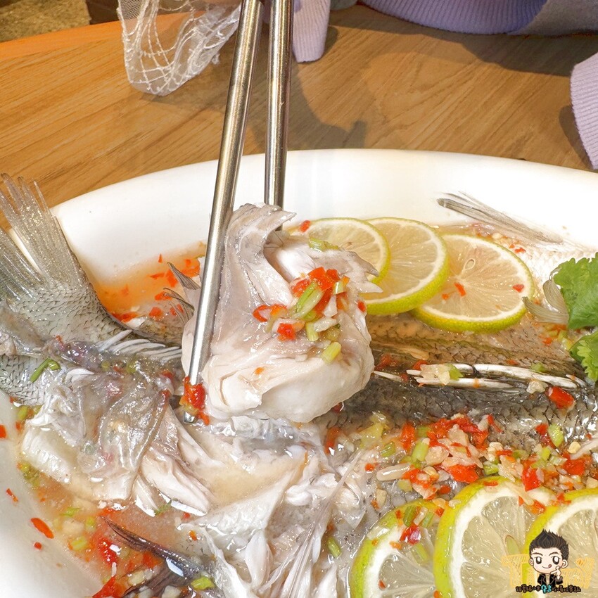 新竹縣竹北市這間可能是最好吃的泰式料理連鎖品牌!2cm厚切月亮蝦餅!黃咖哩軟殼蟹絕對讓你可以吃三碗白飯!-跟著踢小米吃喝玩樂趣