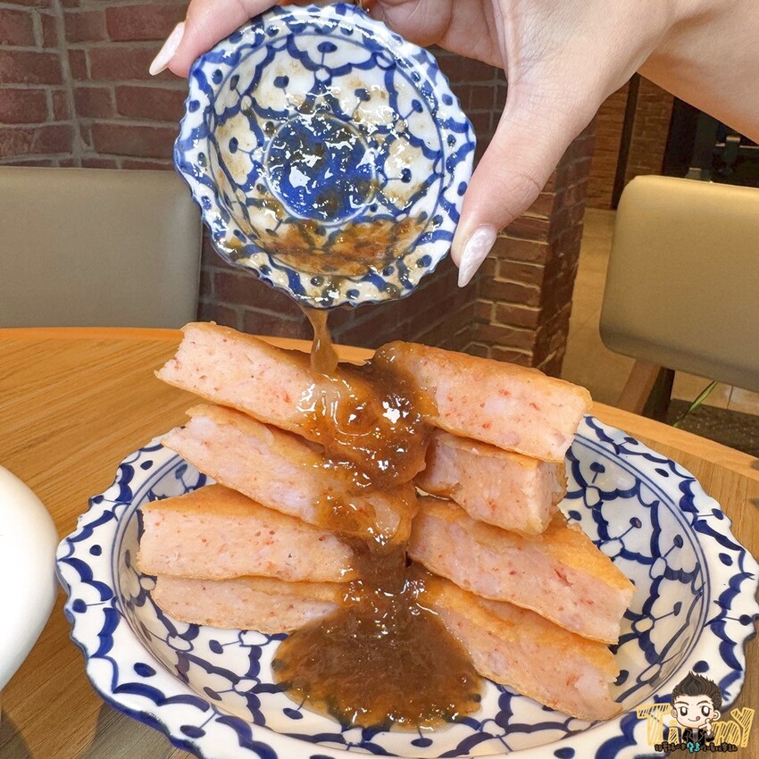 新竹縣竹北市這間可能是最好吃的泰式料理連鎖品牌!2cm厚切月亮蝦餅!黃咖哩軟殼蟹絕對讓你可以吃三碗白飯!-跟著踢小米吃喝玩樂趣