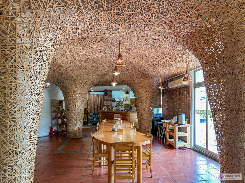 「竹青庭人文空間」隱藏客運裡的餐廳！全台最美竹編造型客運站 在地竹山特色料理。