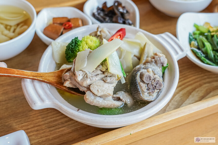 「竹青庭人文空間」隱藏客運裡的餐廳！全台最美竹編造型客運站 在地竹山特色料理。