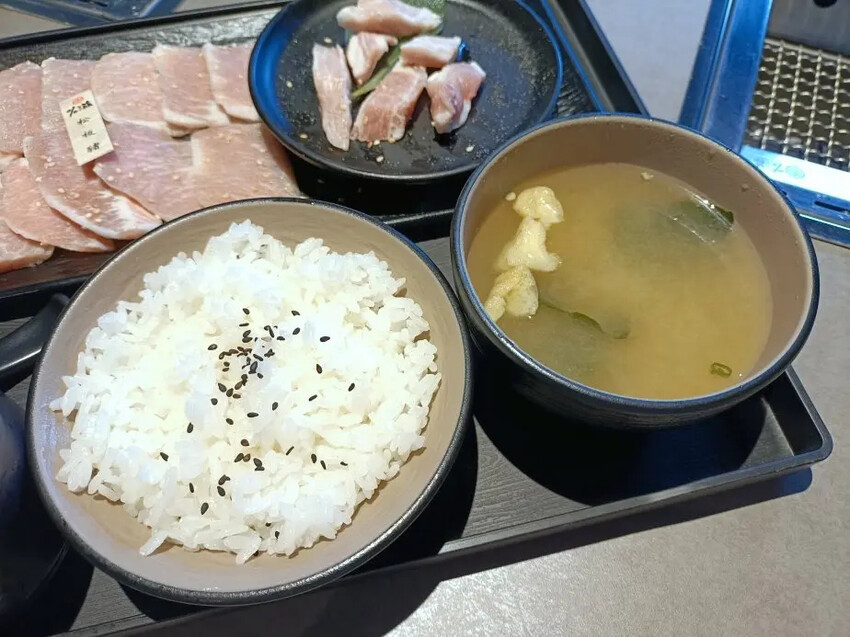 桃園燒肉推薦！「％滋燒肉」套餐選擇豐富，一人也能爽嗑燒肉。