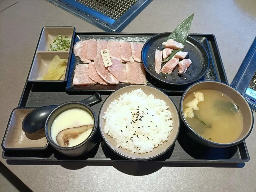 桃園燒肉推薦！「％滋燒肉」套餐選擇豐富，一人也能爽嗑燒肉。