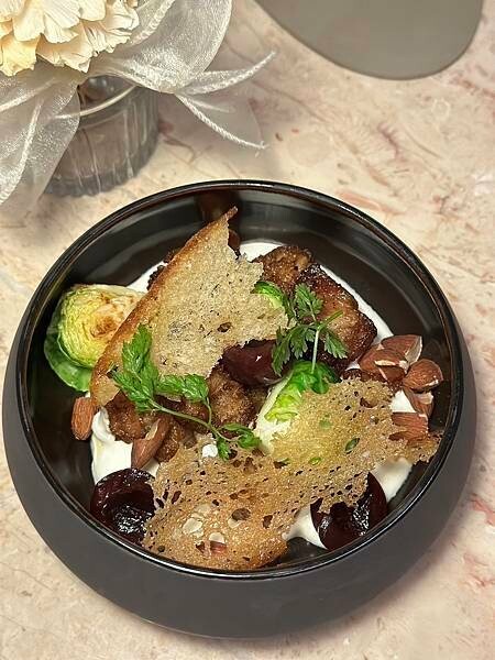 國父紀念館站美食推薦!Ochre Grill & Bar 瑪黑餐酒主打炭火歐陸料理。