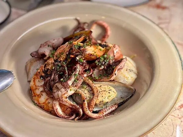 國父紀念館站美食推薦!Ochre Grill & Bar 瑪黑餐酒主打炭火歐陸料理。