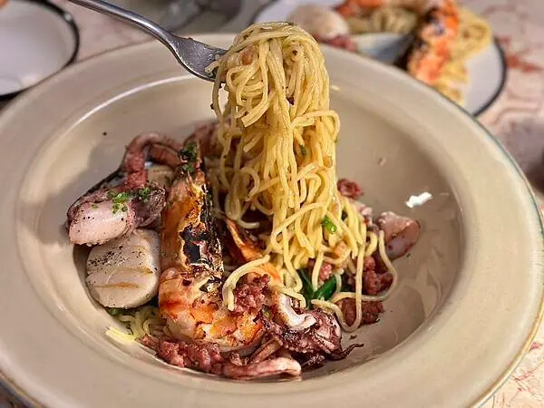 國父紀念館站美食推薦!Ochre Grill & Bar 瑪黑餐酒主打炭火歐陸料理。