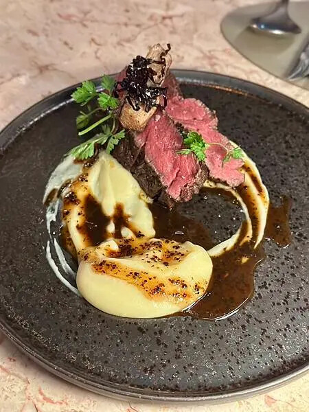 國父紀念館站美食推薦!Ochre Grill & Bar 瑪黑餐酒主打炭火歐陸料理。