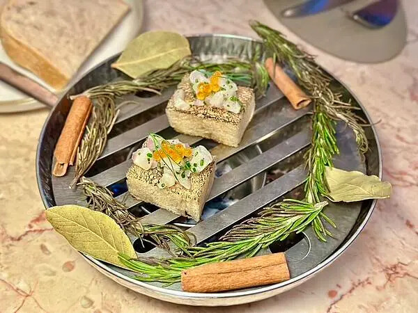 國父紀念館站美食推薦!Ochre Grill & Bar 瑪黑餐酒主打炭火歐陸料理。