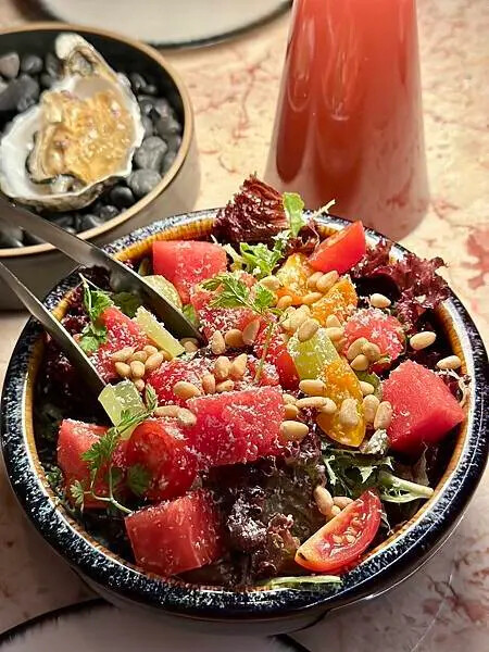 國父紀念館站美食推薦!Ochre Grill & Bar 瑪黑餐酒主打炭火歐陸料理。