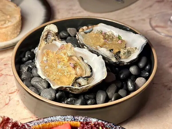 國父紀念館站美食推薦!Ochre Grill & Bar 瑪黑餐酒主打炭火歐陸料理。