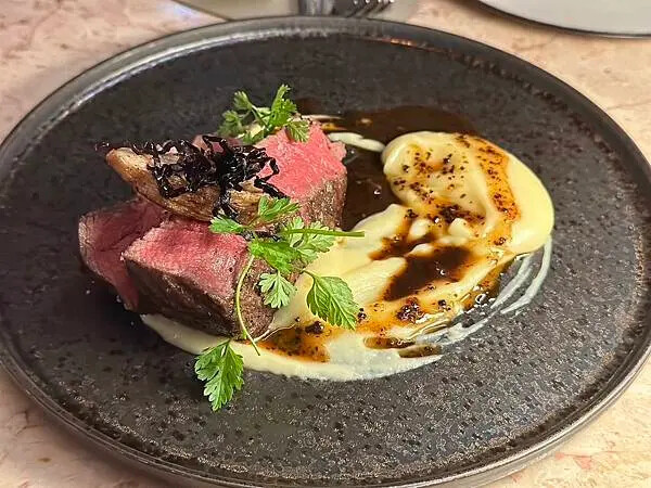 國父紀念館站美食推薦!Ochre Grill & Bar 瑪黑餐酒主打炭火歐陸料理。