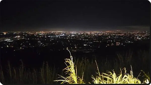 推薦【桃園龍潭】浪漫乳姑山《見山景觀咖啡廳》♡桃園最夯的夜景