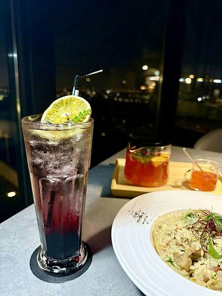 不用人擠人！桃園龍潭夜景新秘境，超放鬆「見山」約會首選