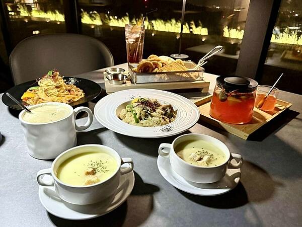 不用人擠人！桃園龍潭夜景新秘境，超放鬆「見山」約會首選