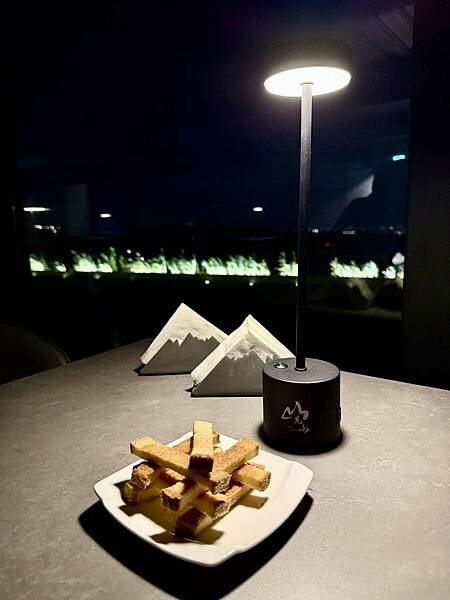 不用人擠人！桃園龍潭夜景新秘境，超放鬆「見山」約會首選