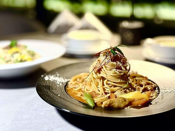 不用人擠人！桃園龍潭夜景新秘境，超放鬆「見山」約會首選