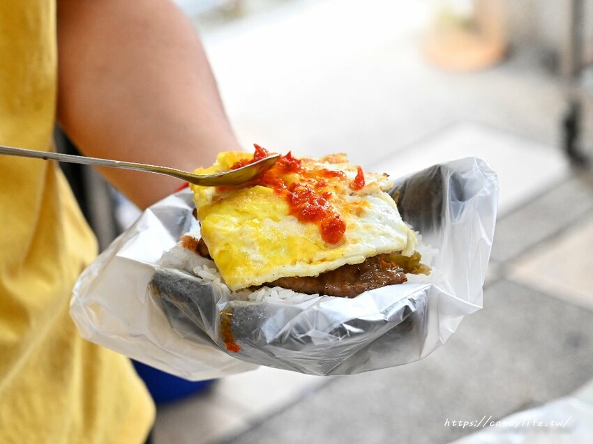 常嚐幸福肉排飯糰｜台中巨無霸飯糰再一間！配料塞爆，吃完一顆飽兩餐 - 糖糖's 享食生活