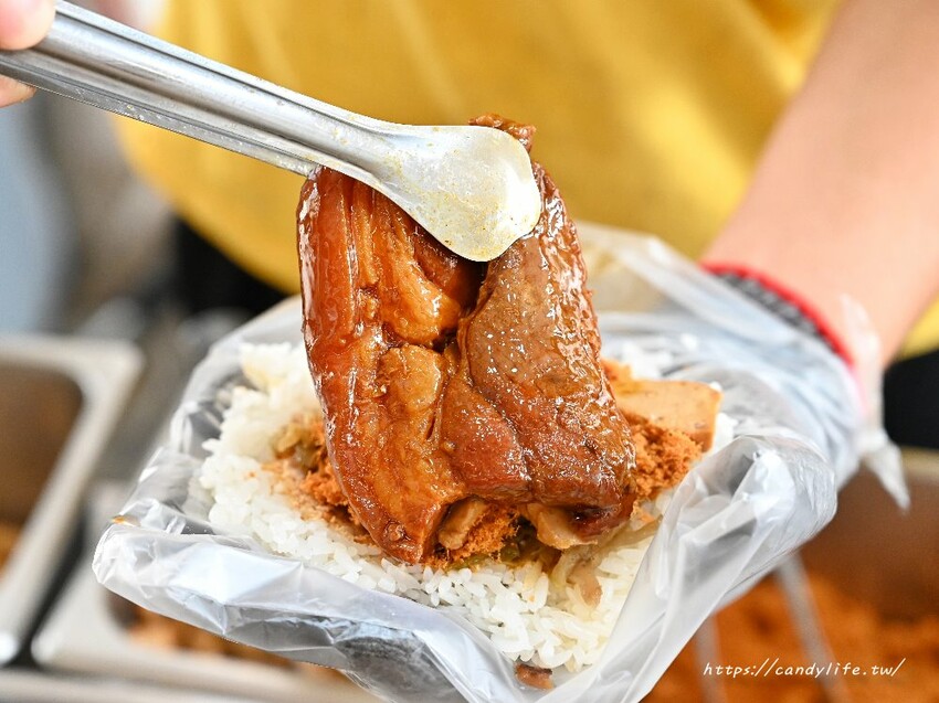 常嚐幸福肉排飯糰｜台中巨無霸飯糰再一間！配料塞爆，吃完一顆飽兩餐 - 糖糖's 享食生活