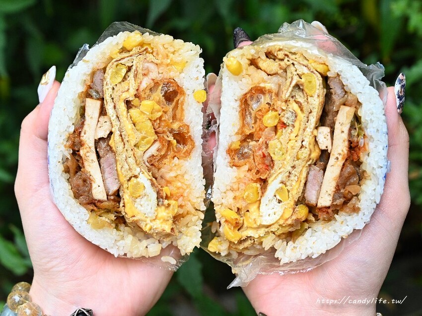 常嚐幸福肉排飯糰｜台中巨無霸飯糰再一間！配料塞爆，吃完一顆飽兩餐 - 糖糖's 享食生活