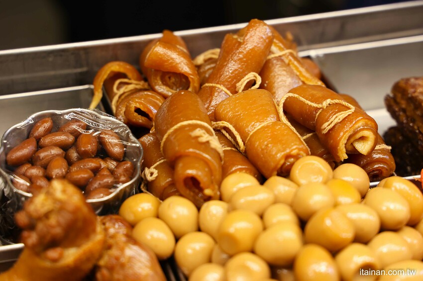 只要10元起就能吃到!黃昏市場裡藏王品主廚美食,用滷油雞的滷汁滷出的港式滷味,香氣獨特「金福記港式滷味油雞」每日限量,晚來吃不到|台南尚青黃昏市場|崇義黃昏市場 - 台南好Food遊