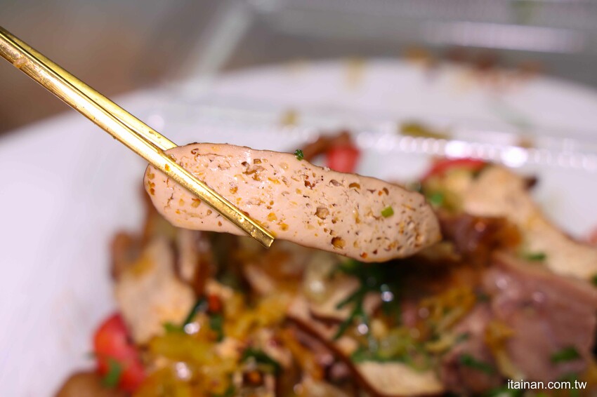 只要10元起就能吃到!黃昏市場裡藏王品主廚美食,用滷油雞的滷汁滷出的港式滷味,香氣獨特「金福記港式滷味油雞」每日限量,晚來吃不到|台南尚青黃昏市場|崇義黃昏市場 - 台南好Food遊