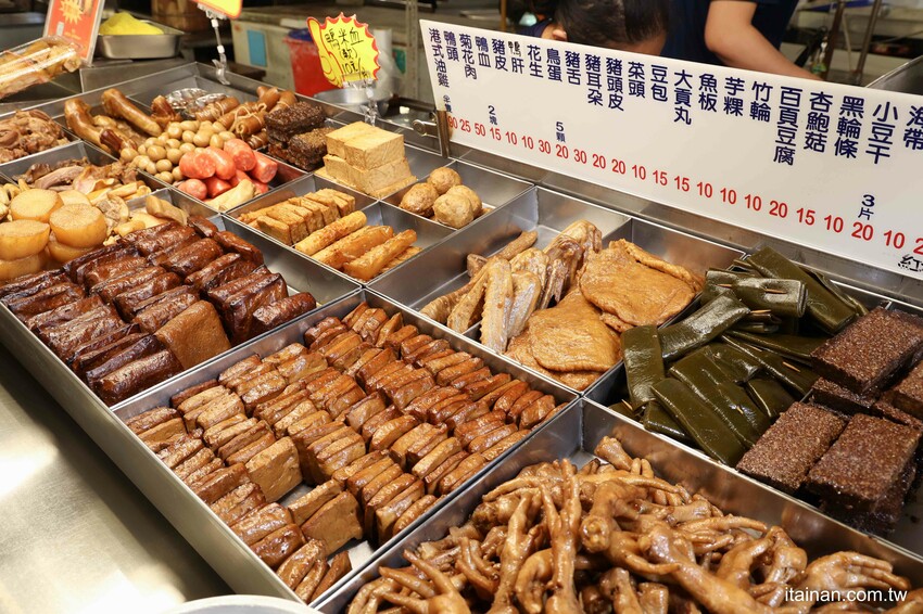 只要10元起就能吃到!黃昏市場裡藏王品主廚美食,用滷油雞的滷汁滷出的港式滷味,香氣獨特「金福記港式滷味油雞」每日限量,晚來吃不到|台南尚青黃昏市場|崇義黃昏市場 - 台南好Food遊