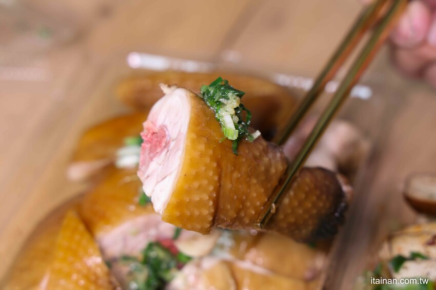 只要10元起就能吃到!黃昏市場裡藏王品主廚美食,用滷油雞的滷汁滷出的港式滷味,香氣獨特「金福記港式滷味油雞」每日限量,晚來吃不到|台南尚青黃昏市場|崇義黃昏市場 - 台南好Food遊