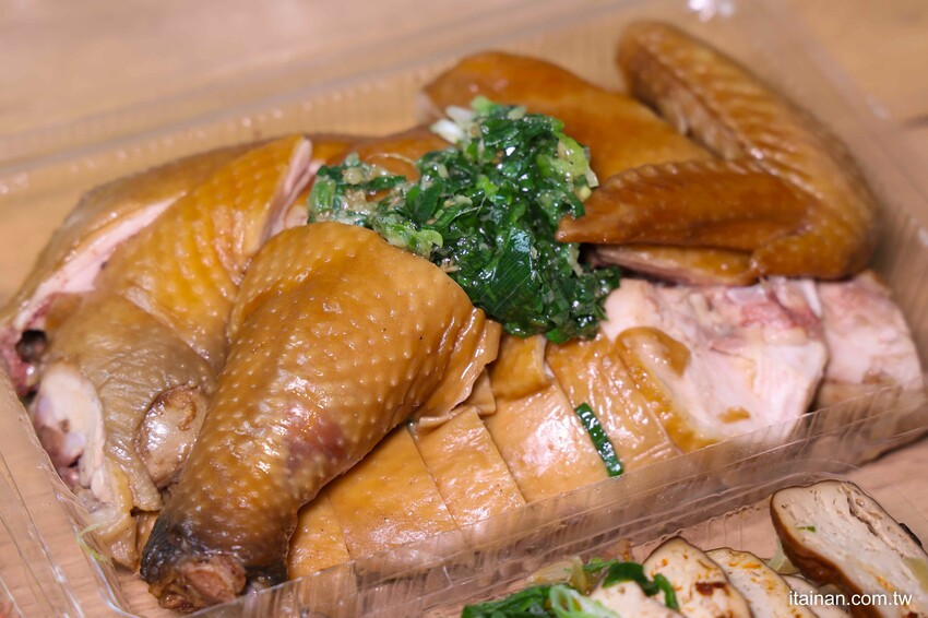 只要10元起就能吃到!黃昏市場裡藏王品主廚美食,用滷油雞的滷汁滷出的港式滷味,香氣獨特「金福記港式滷味油雞」每日限量,晚來吃不到|台南尚青黃昏市場|崇義黃昏市場 - 台南好Food遊