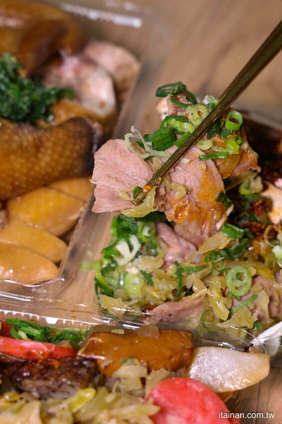 只要10元起就能吃到!黃昏市場裡藏王品主廚美食,用滷油雞的滷汁滷出的港式滷味,香氣獨特「金福記港式滷味油雞」每日限量,晚來吃不到|台南尚青黃昏市場|崇義黃昏市場 - 台南好Food遊