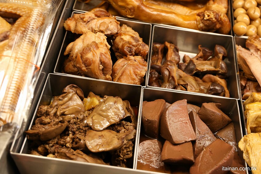 只要10元起就能吃到!黃昏市場裡藏王品主廚美食,用滷油雞的滷汁滷出的港式滷味,香氣獨特「金福記港式滷味油雞」每日限量,晚來吃不到|台南尚青黃昏市場|崇義黃昏市場 - 台南好Food遊