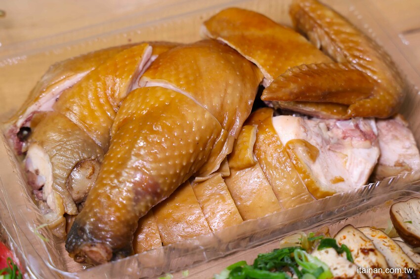 只要10元起就能吃到!黃昏市場裡藏王品主廚美食,用滷油雞的滷汁滷出的港式滷味,香氣獨特「金福記港式滷味油雞」每日限量,晚來吃不到|台南尚青黃昏市場|崇義黃昏市場 - 台南好Food遊